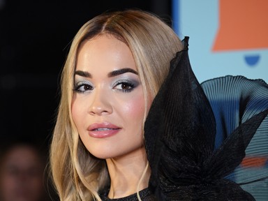 Rita Ora falatnyi bikiniben kampányol a tél ellen