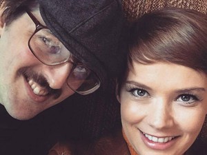 Osvárt Andi és a kémszerelem: remek klipben a színésznő