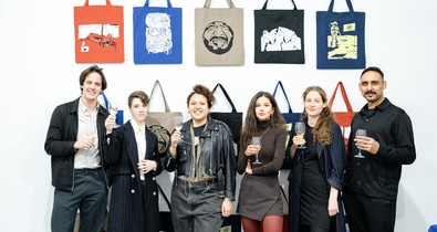 Dizájntáskák egy kis csavarral-
Roma varrónők és kortárs művészek közös alkotásai