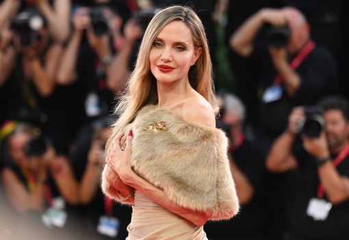 Mintha az Oscar-gálán lennénk: Angelina Jolie és Jenna Ortega meseszép ruhakölteményekben ragyogtak a Velencei Filmfesztivál első napjain