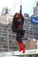 Zendaya és Tom Holland a 2018-ban forgatott „Pókember: Idegenben” című film forgatásán, New Yorkban. A színészek kábelekkel rögzítve hajtották végre a kaszkadőrjeleneteket Manhattan belvárosában, az érkező film egyik ikonikus jelenetéhez.
