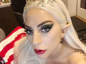 Lady Gaga a Mikulás manója lett, de a gyerekek visítva futnának előle