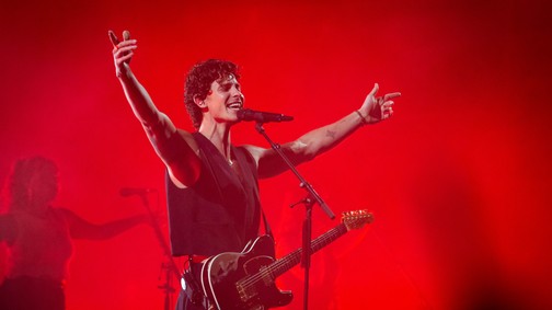 Elsöprő magyar siker: hazai tervező ruháját viselte Shawn Mendes a Sziget nagyszínpadán