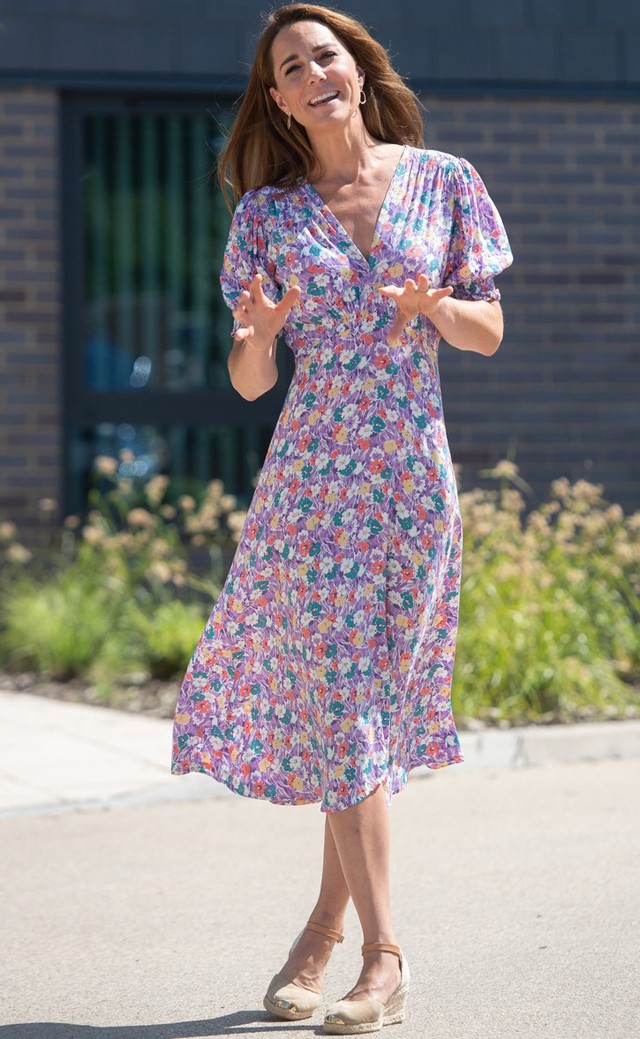 Kate Middleton virágos nyári ruhában