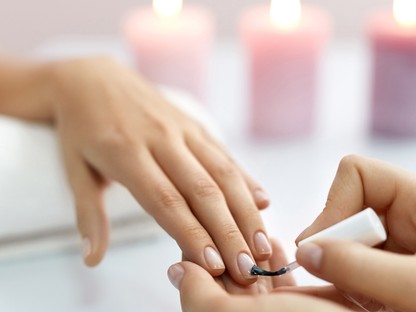 Nem pattog le a körömlakkod, ha ezeket a fedőlakkokat használod