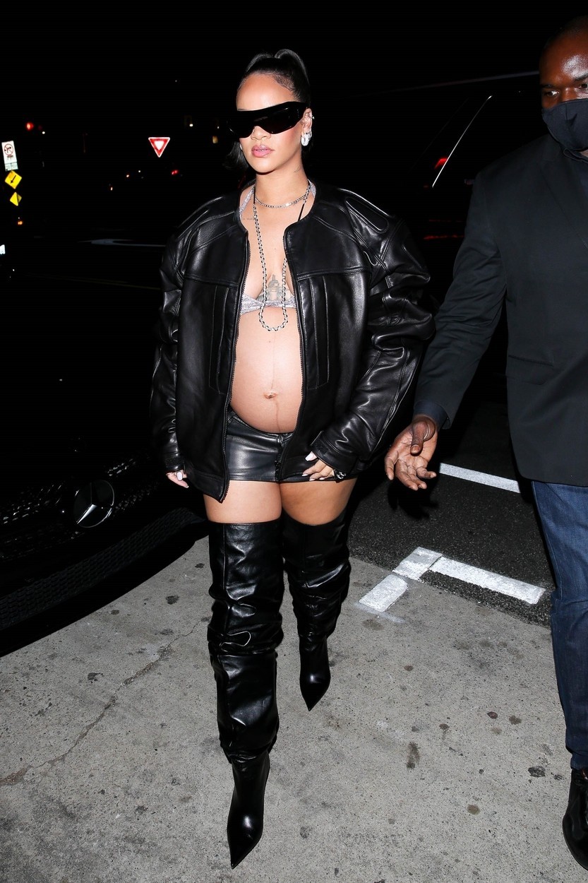 A várandós Rihanna megint kiverte a biztosítékot szexi bőrszettjével
