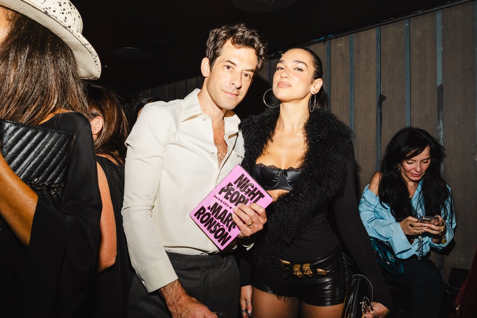 Dua Lipa Mark Ronson könyvbemutató partijára érkezett ebben a szettben