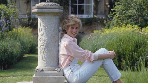 Brutális összegért kelt el Diana hercegné ikonikus ruhája