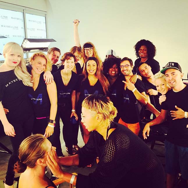 A Maybelline sminkes csapata a Peter Som backstage-ben