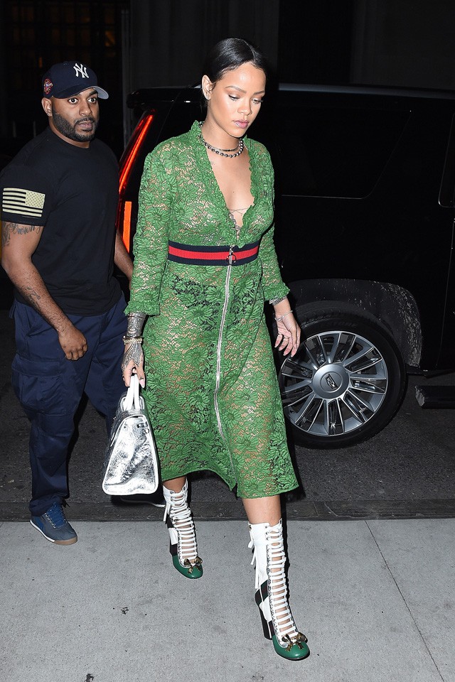 Rihanna természetesen most is rengeteg ékszert visel