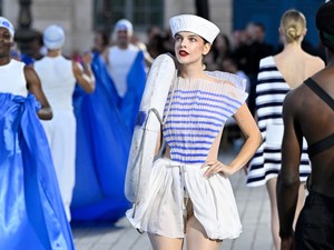 Palvin Barbara és Dylan Sprouse úgy flörtölnek, ahogy senki