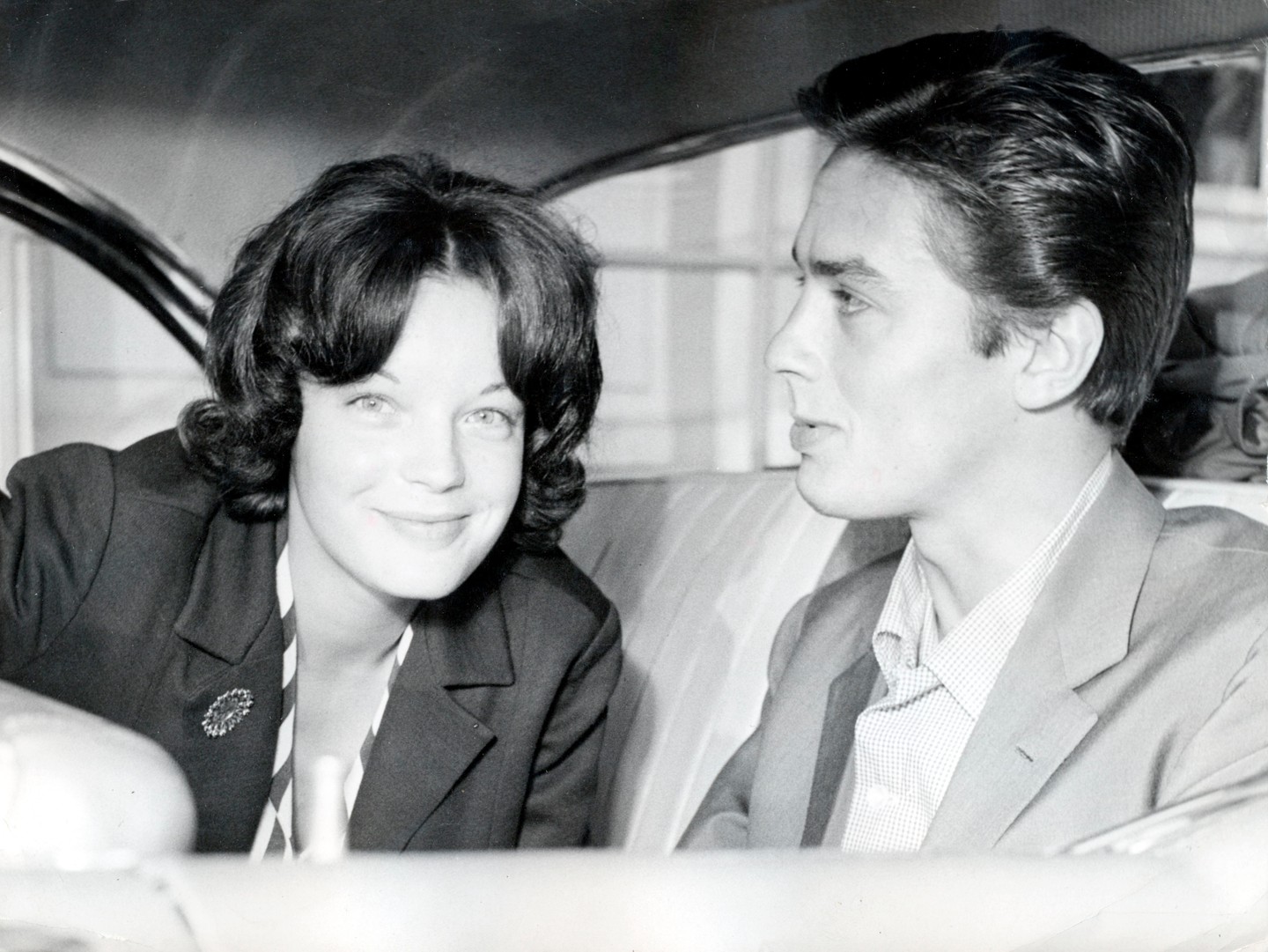 Romy Schneider és Alain Delon a müncheni repülőtéren, 1959-ben.