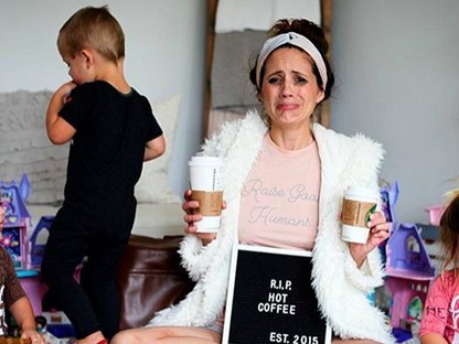 Szőrös láb, mama bugyi - az Insta-sztár vicces fotókon mutatja be az anyaság `sötét` oldalát 