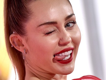 Atyaég! Miley Cyrus mocskos Valentin-napi üzenetétől elpirultunk