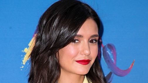 Nina Dobrev isteni ebben a ruhában