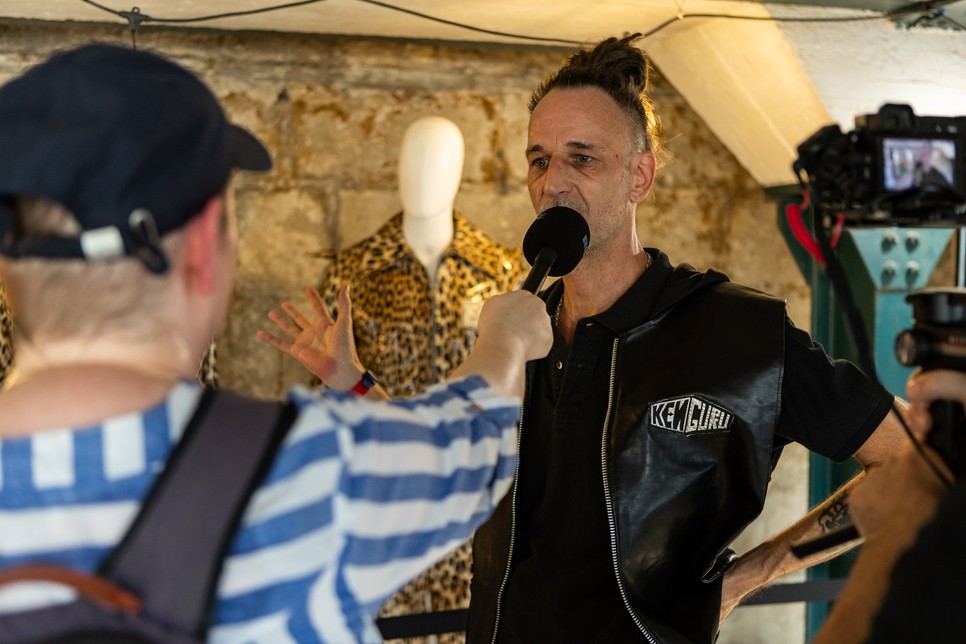 Kenguruval készít interjút egy televízió a márka 30 éves jubilauma kapcsán