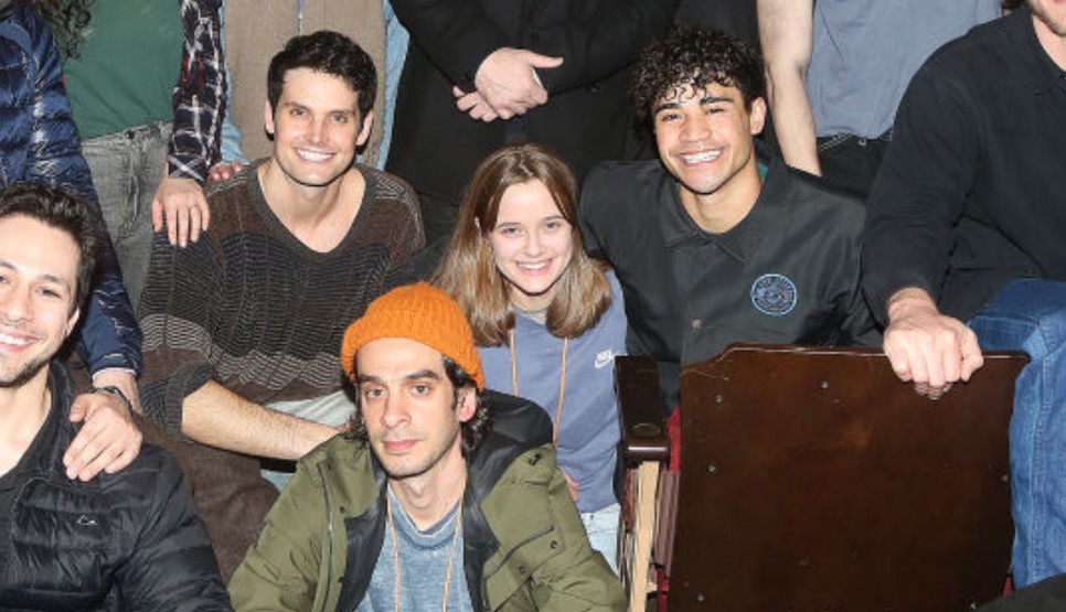 Vivienne Jolie-Pitt (bal alsó) és Angelina Jolie (jobbra fent) a The Outsiders című filmjének szereplőivel