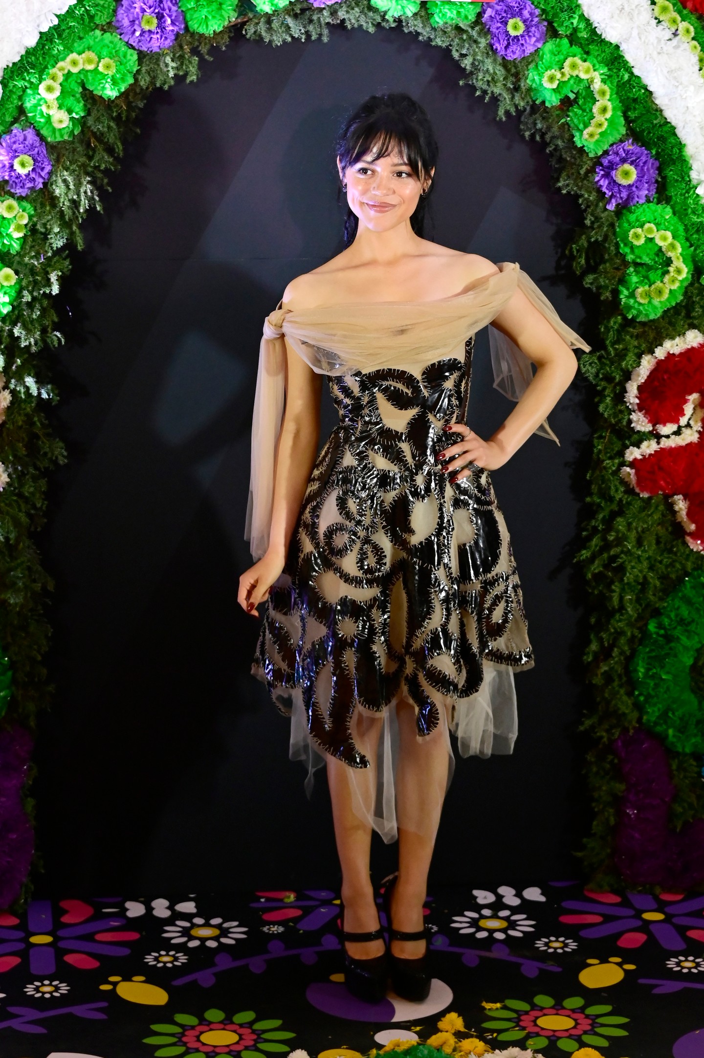 A Beetlejuice Beetlejuice című film mexikói sajtóeseményén egy vállvillantós, fűzős, áttetsző részleteket tartalmazó Vivienne Westwood ruhában pózolt a kameráknak a márka 2009-es tavaszi kollekciójából. 