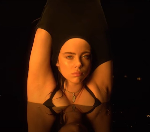 Billie Eilish zaklatóinak sikerült megtörni a jeget: levetkőzött az énekesnő a kisfilmjében