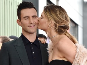 Adam Levine bevallotta, tényleg hónapokig csalta-e a várandós feleségét