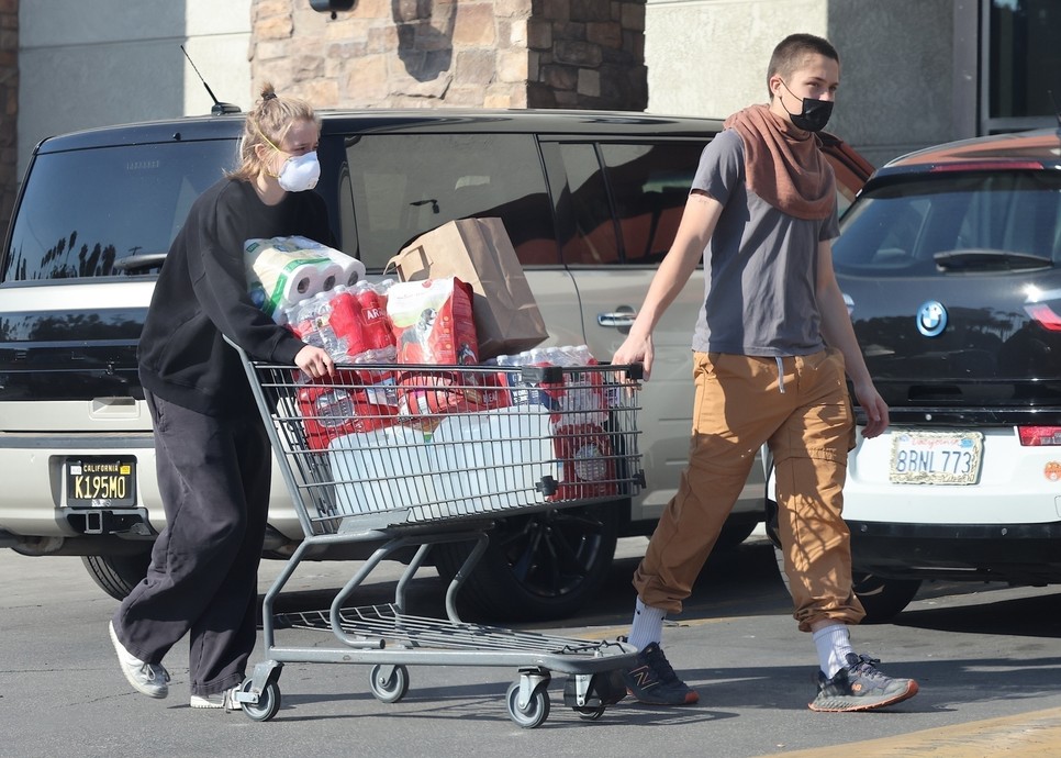 Shiloh és Knox, Angelina Jolie és Brad Pitt gyermekei a tűzesetek károsultjainak vásárolnak be