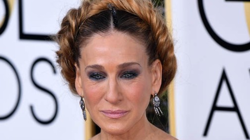 Sarah Jessica Parker rettenes kalácshajjal, menyasszonyi ruhában gálázott