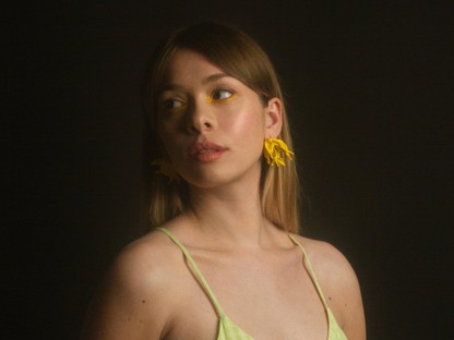 Karanténpremier: Szécsi Böbe otthonról adja elő zenésztársai segítségével új dalát