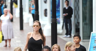 Angelina Jolie és kiscsapata strandolni mennek