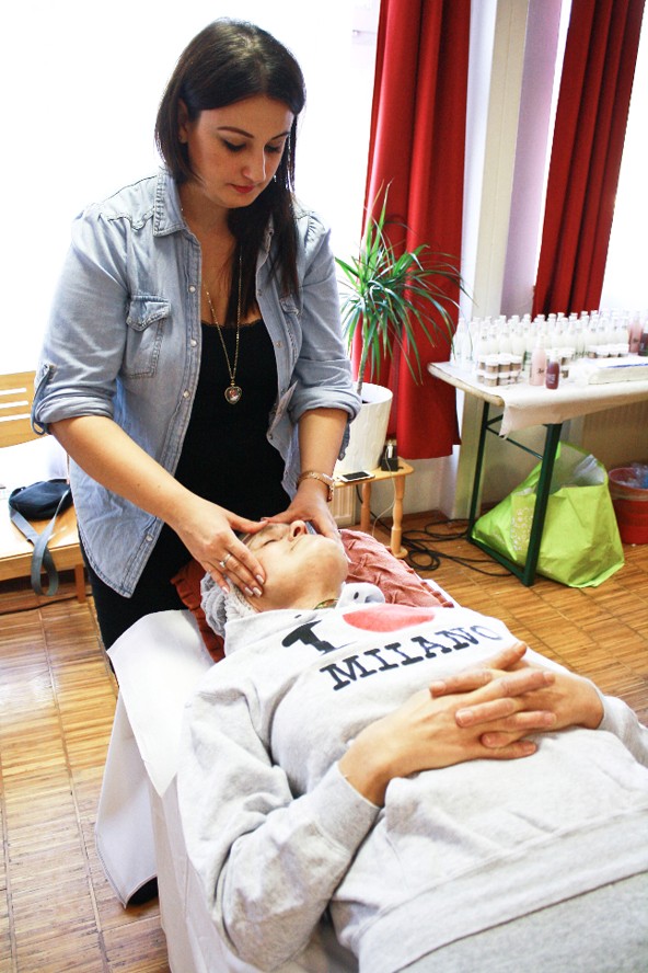 Szépségnapot rendeztek a női hajléktalanszállón