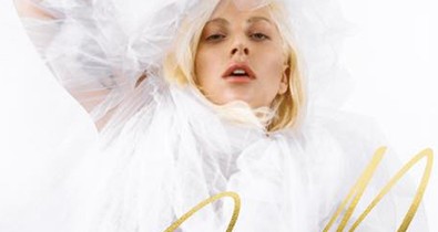 Lady Gaga retusálatlanul, menyasszonyi ruhában a címlapon