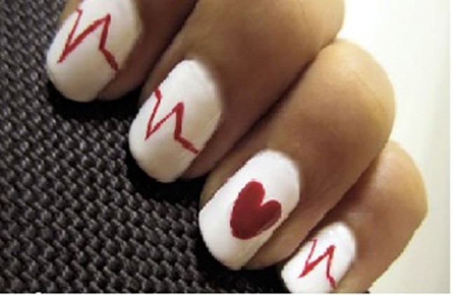 Egy másik kedvencünk, a fehér alapon egy kis piros vonalka és szívecske. Igen egyszerűen elkészíthető és nem hisszük, hogy a szerelmed azt figyelné, néhol megremegett-e a kezed.