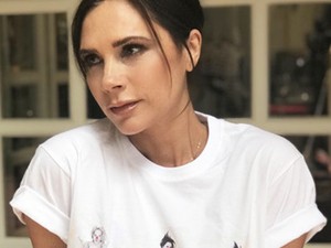 Victoria Beckham Spice Girls-ös pólót tervezett, és nagyon fontos üzenete van