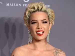 Úgy villantott combot, hogy közben mindenki a tangáját bámulta