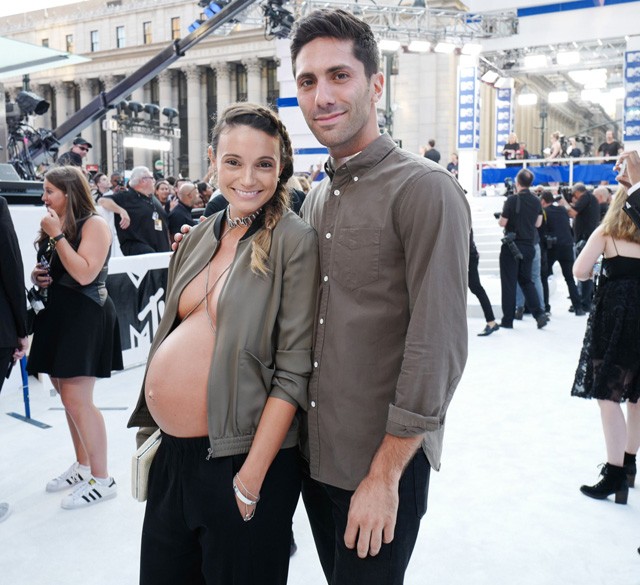 nev schulman, laura perlongo, terhes, várandós, félmeztelen, vörös szőnyeg, mtv vma