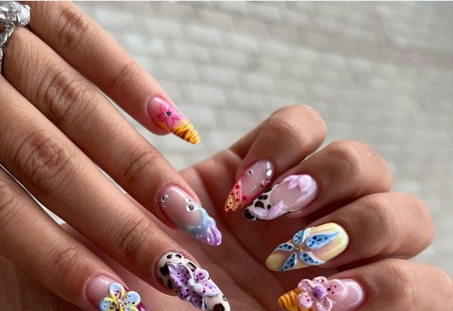 A hibiszkusz körmök visznek mindent augusztusban: varázslatosan szép az új manikűrtrend