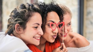 A barátság ereje: Az emberi kapcsolatok szerepe a boldogságban és az egészségben a digitális korban