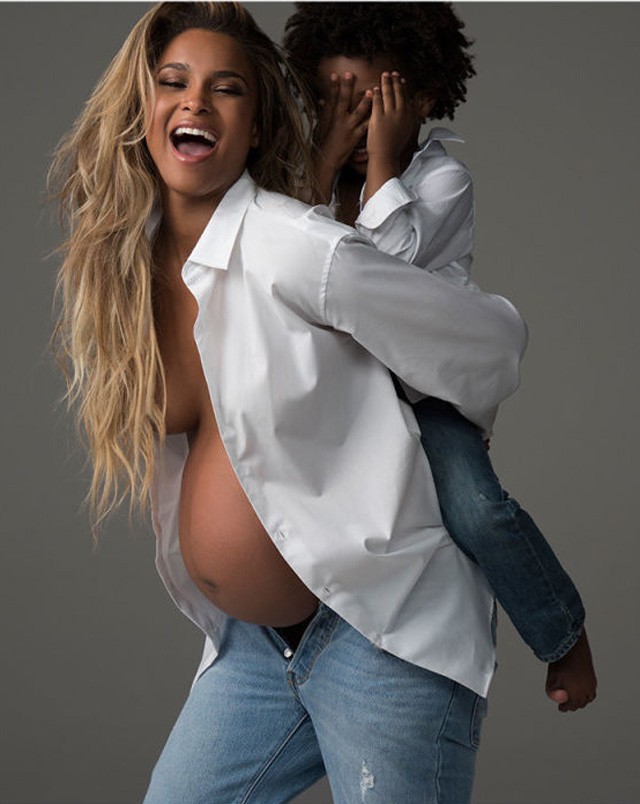 Ciara várandósan vetkőzött