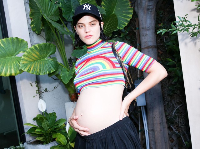 SoKo kerekedő pocakkal