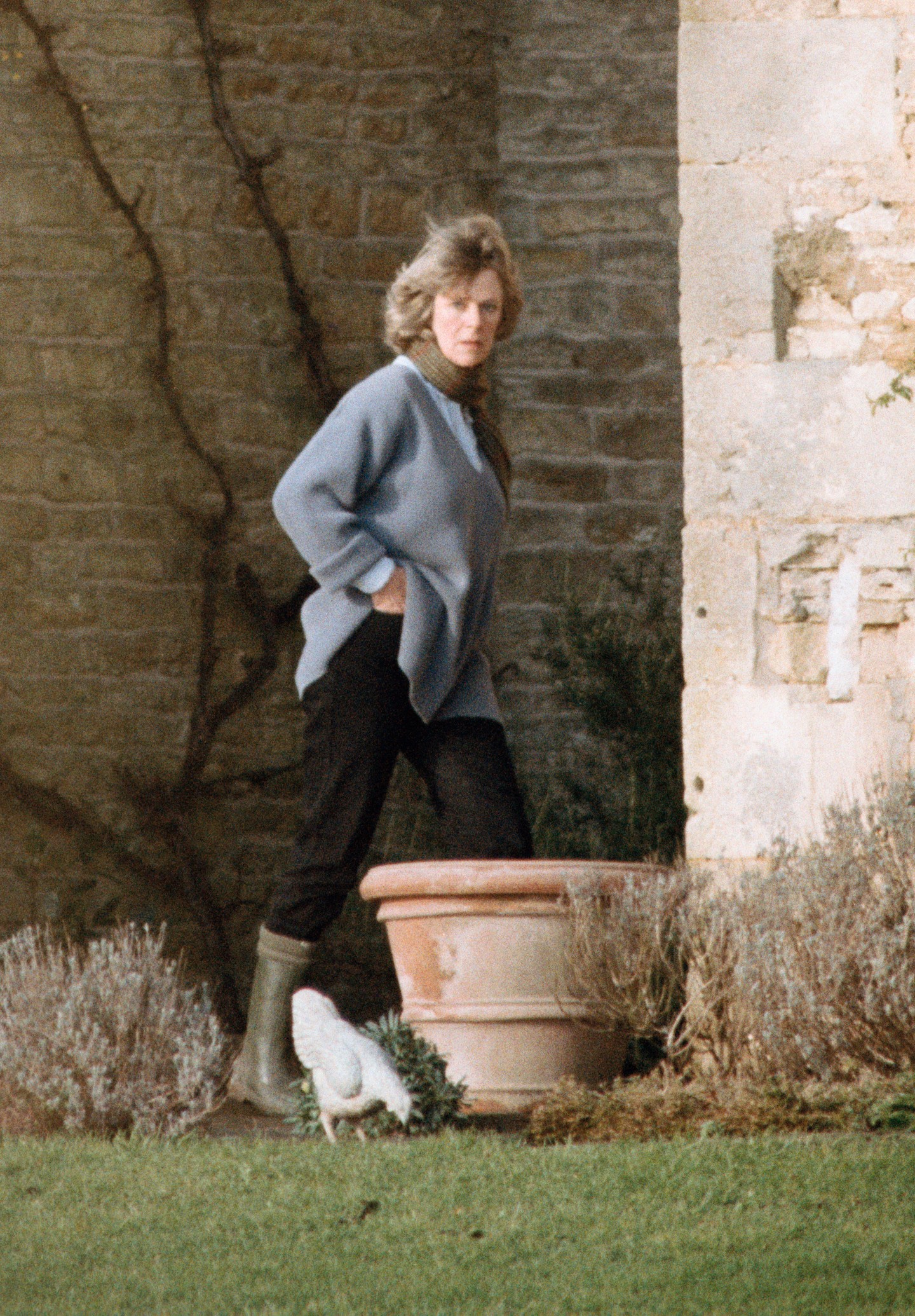 Ez egy 1995-ös fotó Kamilla királynéról. Így ma már ritkán látni: gumicsizma, farmer, oversized pulóver.