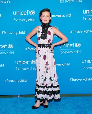 Millie Bobby Brown az UNICEF 2016-os, New York-i gáláján egy virágmintás maxi ruhában vonult fel, amit a nyakánál és a derekánál fekete csipke tett izgalmassá. A 12 éves sztár rövid frizuráját lazán oldalra fésülték, a smink pedig korához mérten minimális maradt. Kevesen tudják, de nem sokkal azelőtt, hogy megkapta Eleven szerepét a Stranger Things-ben, egy neves casting igazgató azt mondta neki, hogy „túl érett” Hollywoodhoz. Millie ekkor annyira elkeseredett, hogy komolyan fontolgatta, hogy végleg felhagy a színészettel.