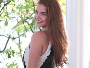 Palvin Barbi ma még két szexi miniruhában Cannes-ban