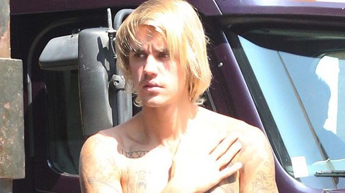 Justin Bieber új hajjal parádézik, de mi ez a lábán?