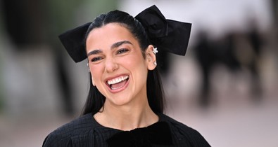 Dua Lipa pucérruhájából csak úgy ordít a meztelenség: még a melltartója is átlátszó