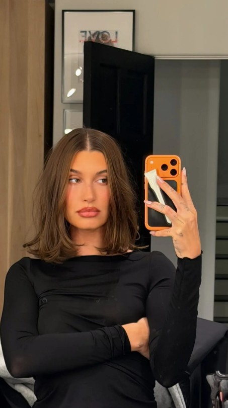 Hailey Bieber már most hódol a 2026-os lob hajtrendnek
