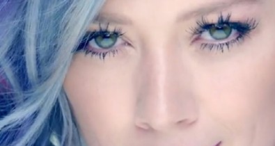 Hilary Duff új klipjén tinderes fiúkkal randizik!