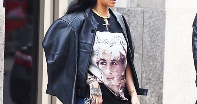 Sosem jössz rá Rihanna ki előtt tiszteleg a retró pólójával!