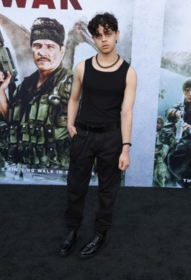 Isaac Ordonez Wednesday öccsét, Pugsley Addams-t kelti életre a képernyőn. A való életben azonban a stílusa jóval merészebb és vagányabb, mint  Pugsley-é. 