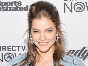 Palvin Barbara habos-babos babakék ruhája nagyon kis pajkos