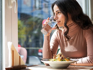 Jó vagy rossz, ha étkezés közben vizet iszol?