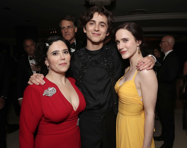 Timothée Chalamet Rachel Brosnahan és Alex Borstein gyűrűjében.